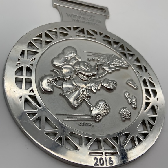 Walt Disney World Mickey Mouse Wine & Dine Half Marathon 2016 Silver Tone Medal - Picture 5 of 11